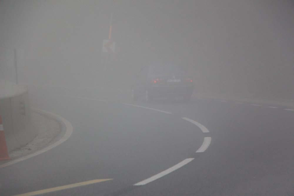 Bolu Dağı'nda sis ve yağmur trafiği mahvetti.