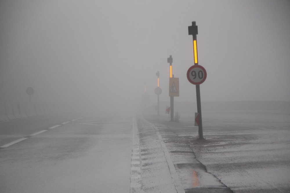 Bolu Dağı'nda sis ve yağmur trafiği mahvetti.