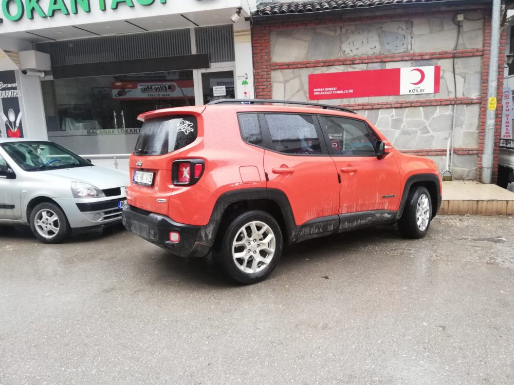 Çaldıkları cipte içki içerken yakalandılar