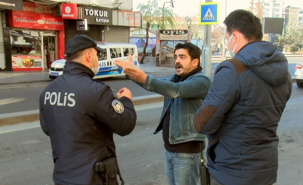 Diyarbakır'da kısıtlamayı ihlal eden, maskesiz ve kimliksiz kişi, polisle tartıştı