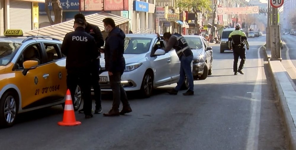Diyarbakır'da kısıtlamayı ihlal eden, maskesiz ve kimliksiz kişi, polisle tartıştı
