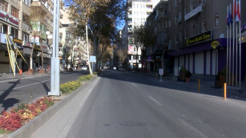 Diyarbakır'da kısıtlamayı ihlal eden, maskesiz ve kimliksiz kişi, polisle tartıştı