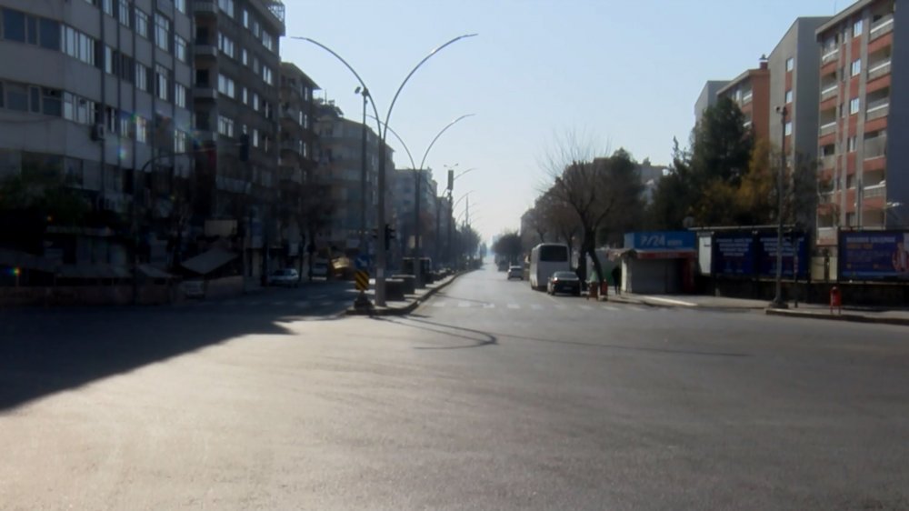 Diyarbakır'da kısıtlamayı ihlal eden, maskesiz ve kimliksiz kişi, polisle tartıştı