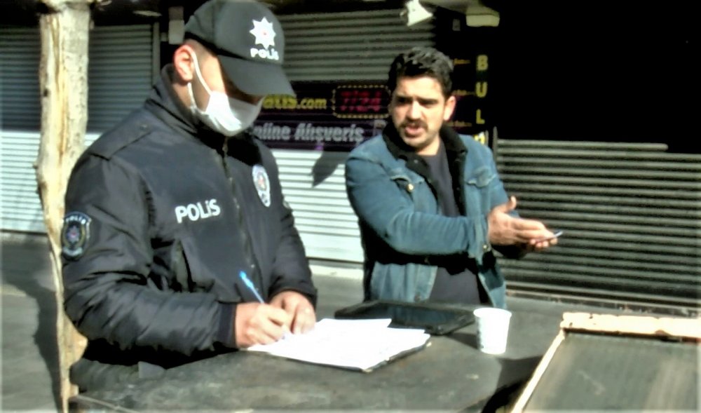 Diyarbakır'da kısıtlamayı ihlal eden, maskesiz ve kimliksiz kişi, polisle tartıştı