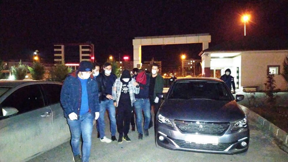 'Dur' ihtarına uymayan otomobilde uyuşturucu ele geçirildi: 5 gözaltı