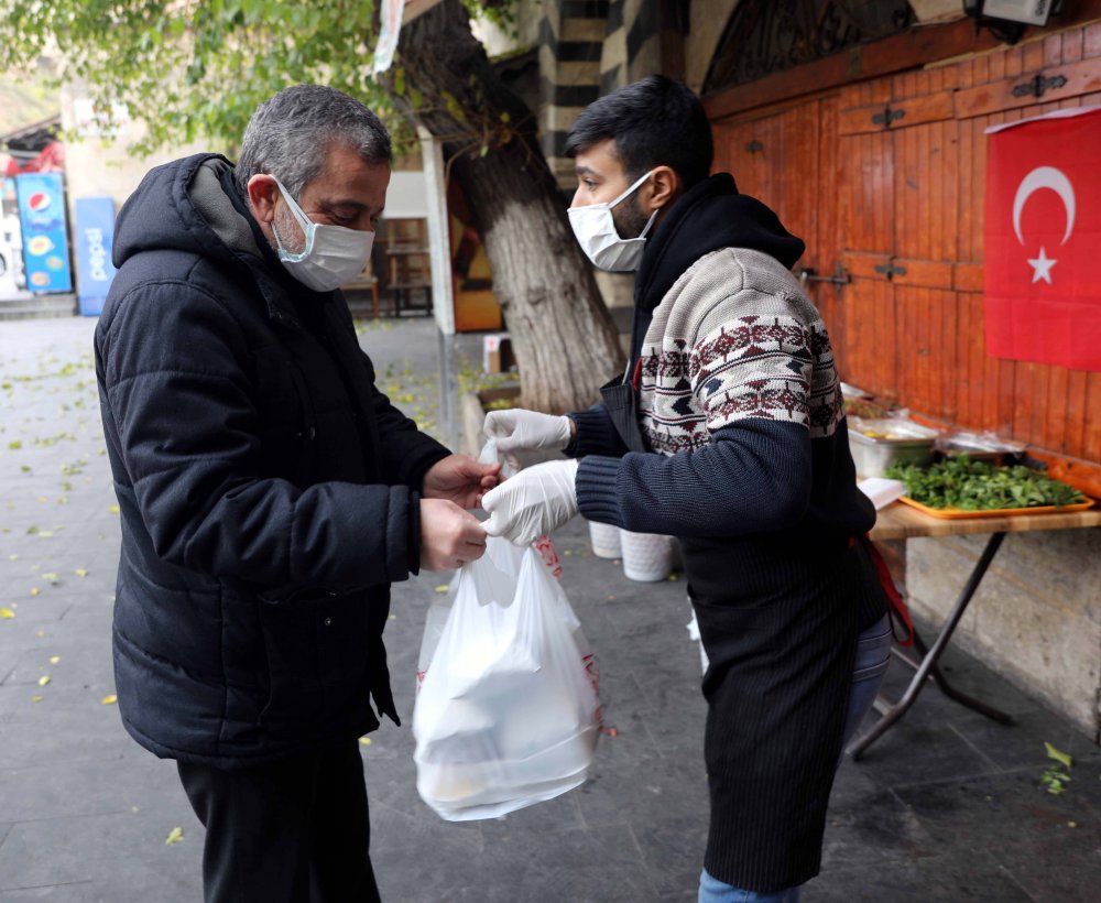 Gaziantep'te kebaplar paketle ulaştırılıyor