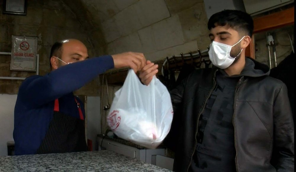 Gaziantep'te kebaplar paketle ulaştırılıyor