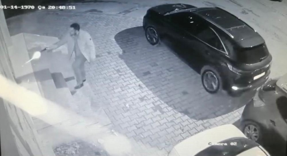 Kartal'da 1'i saldırgan 4 kişinin yaralandığı silahlı saldırı kamerada