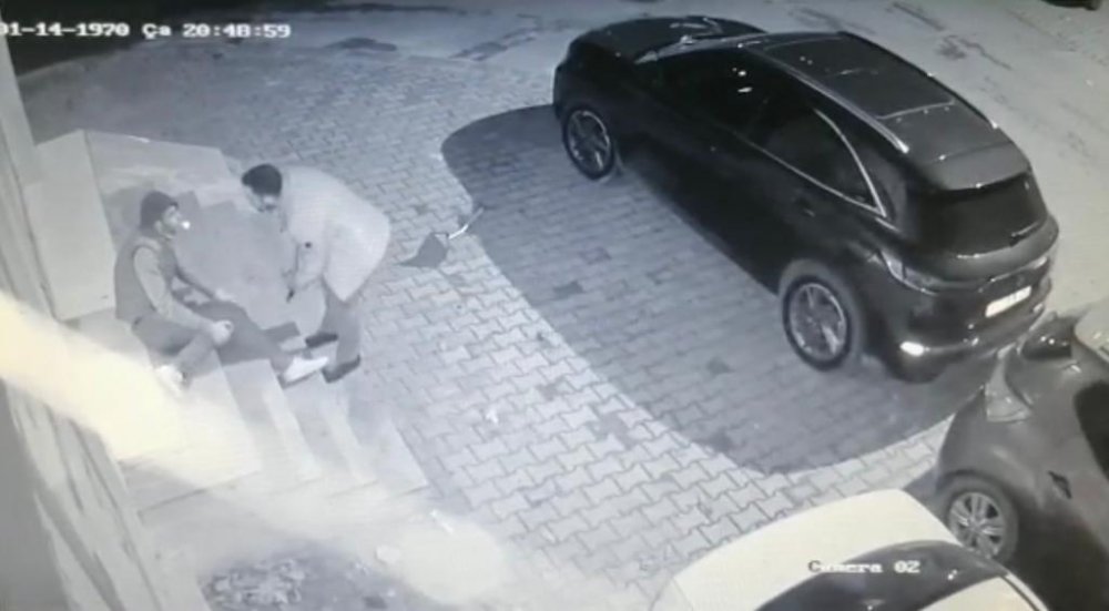 Kartal'da 1'i saldırgan 4 kişinin yaralandığı silahlı saldırı kamerada