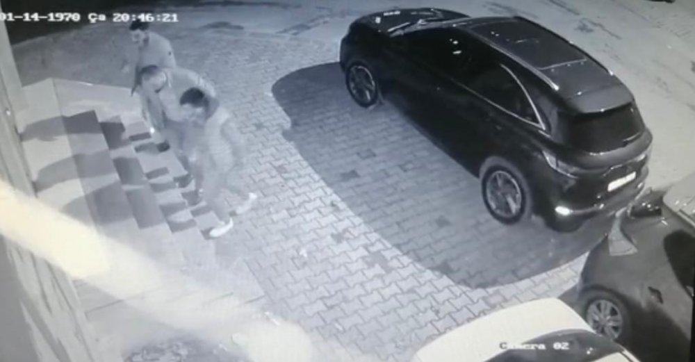 Kartal'da 1'i saldırgan 4 kişinin yaralandığı silahlı saldırı kamerada