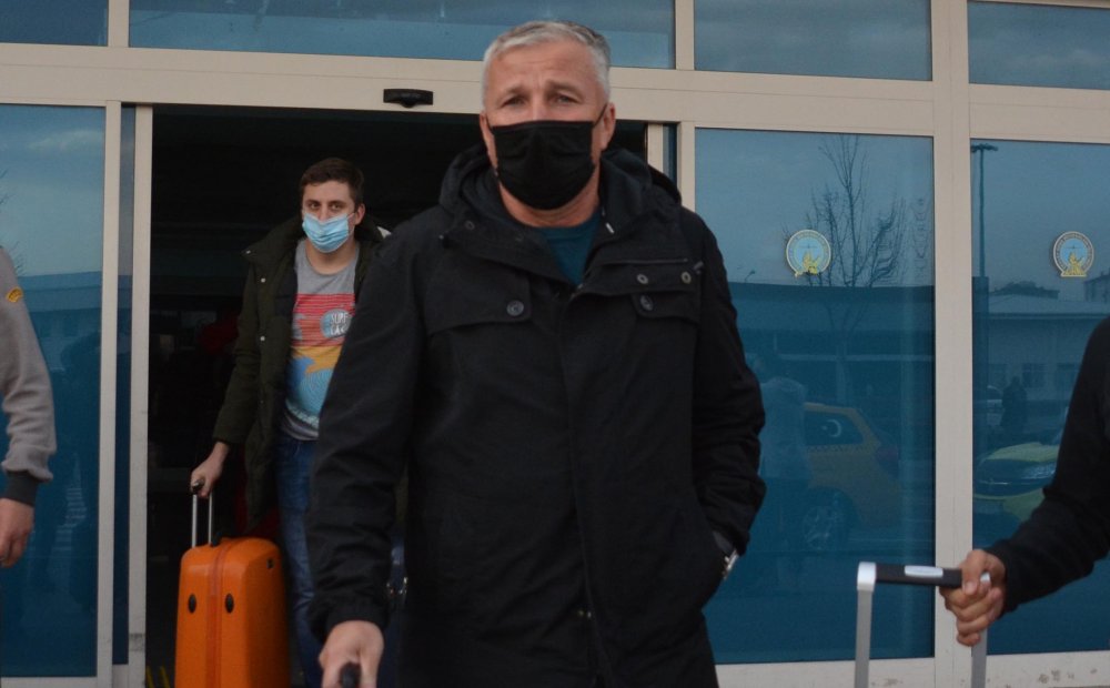Kayserispor'un yeni teknik direktörü Dan Petrescu, Kayseri'ye geldi