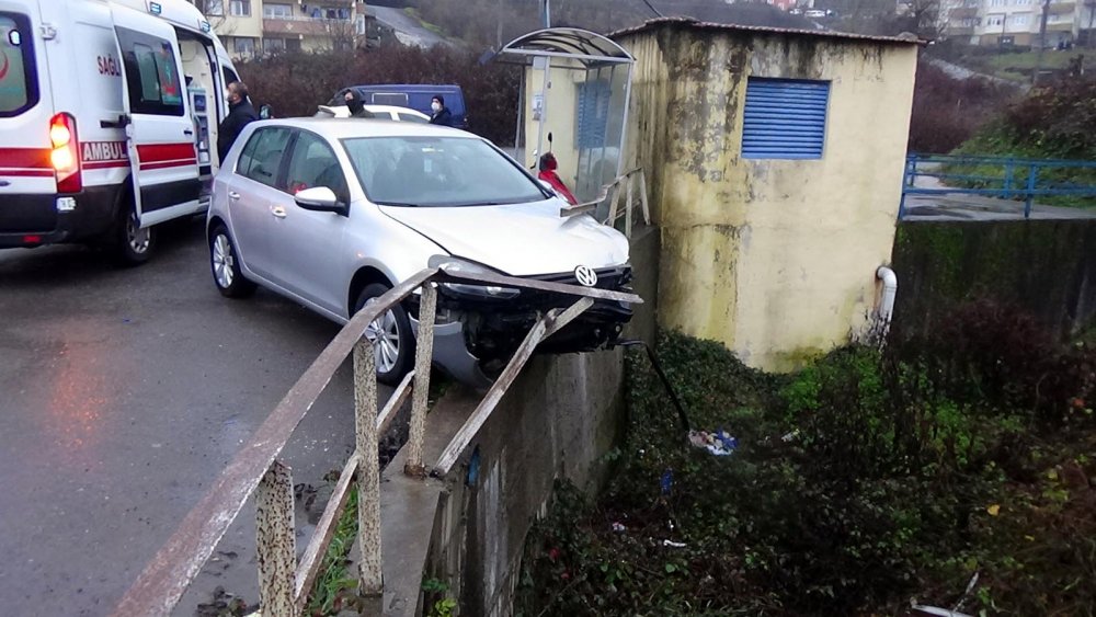 Kaza yapan alkollü sürücüyü yakınları kaçırdı