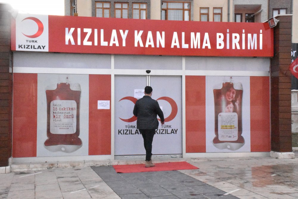 Kısıtlama günlerinde Kızılay'a kan bağışı yaptılar