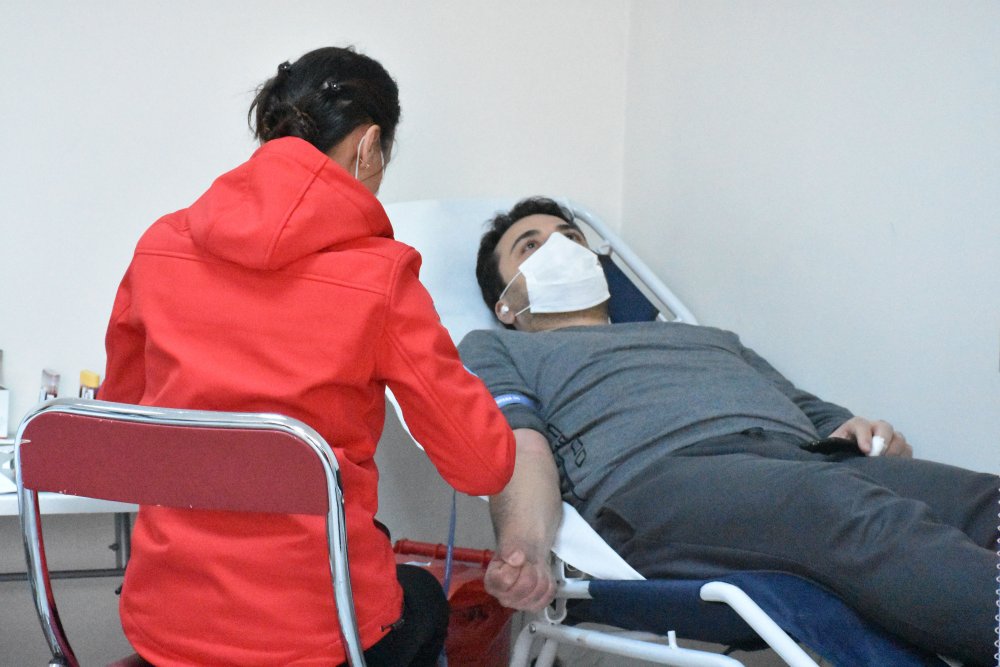 Kısıtlama günlerinde Kızılay'a kan bağışı yaptılar