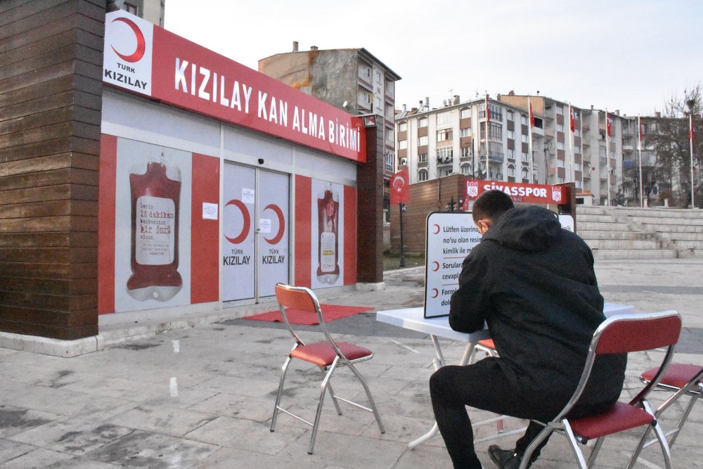 Kısıtlama günlerinde Kızılay'a kan bağışı yaptılar
