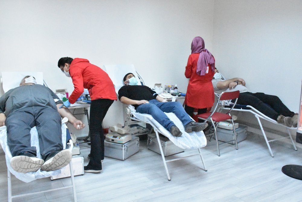 Kısıtlama günlerinde Kızılay'a kan bağışı yaptılar
