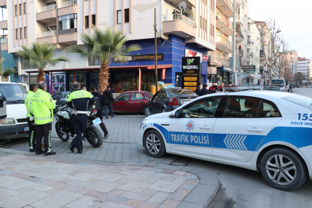 Kısıtlamada 'Dur' ihtarına uymayan ehliyetsiz sürücü ve arkadaşlarına 16 bin 450 lira ceza 