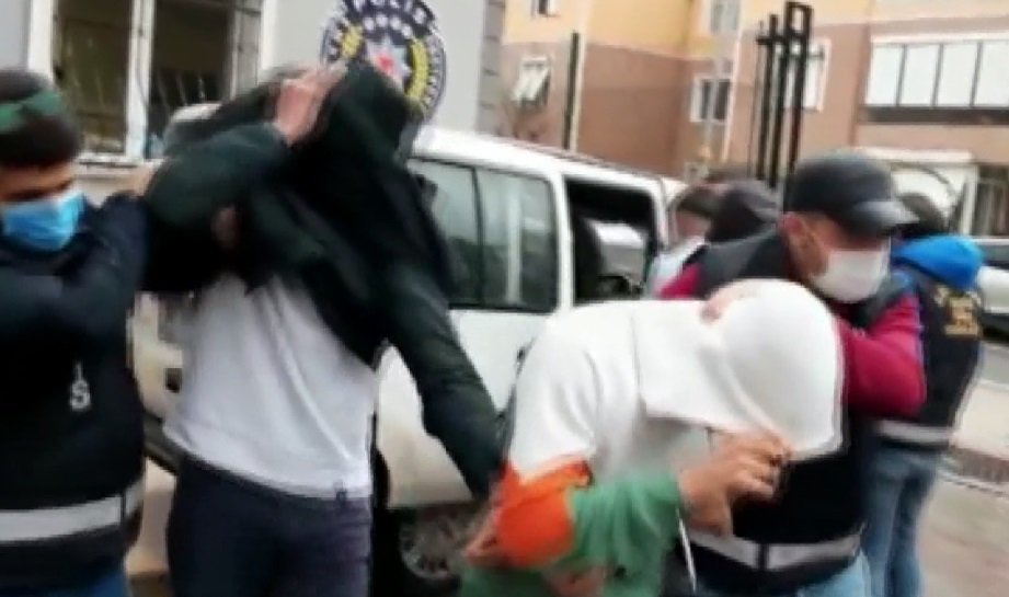 Küçükçekmece'de hırsızlık şüphelisi 4 kişi yakalandı