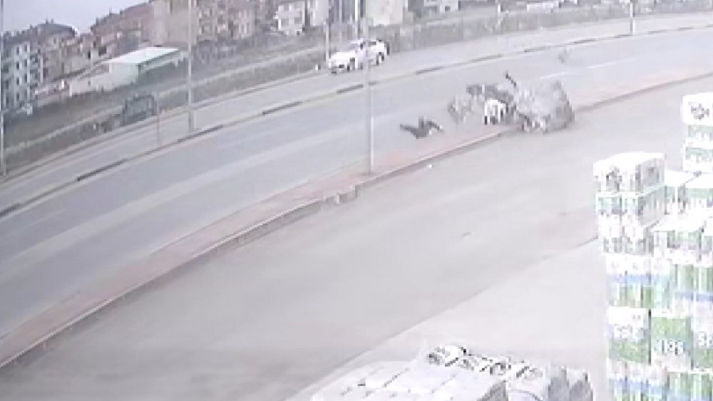 Motosikletin kağıt toplayıcısına çarpma anı güvenlik kamerasına yansıdı