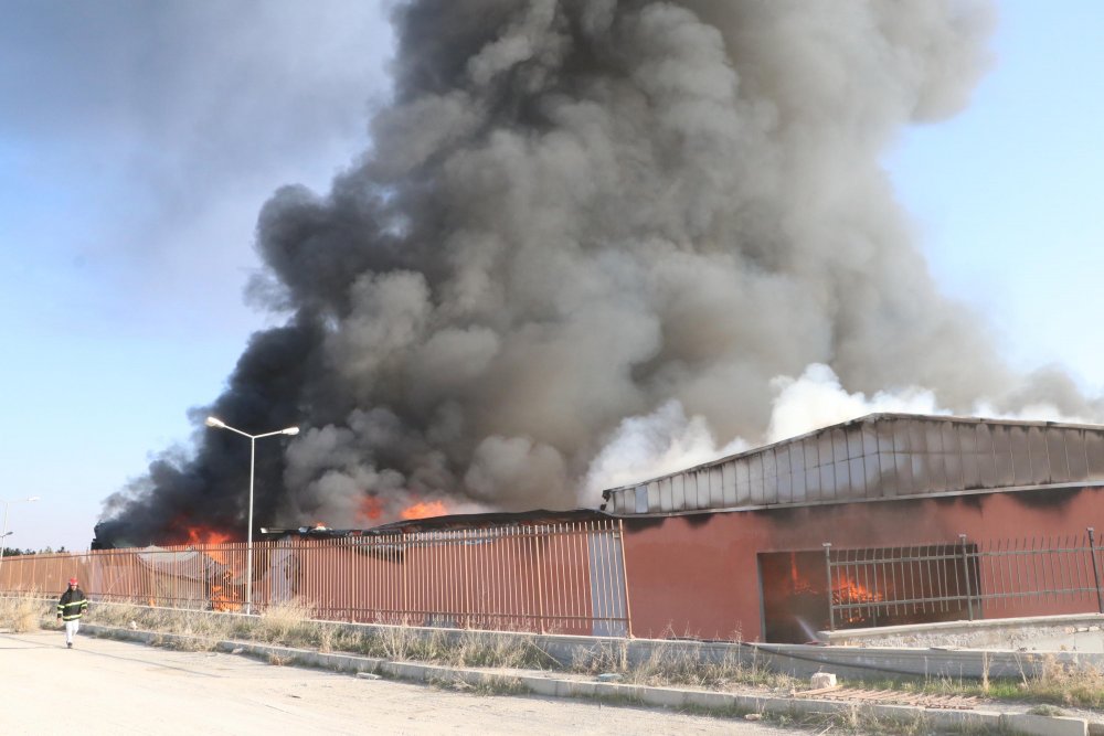 Şanlıurfa'da lojistik deposunda yangın