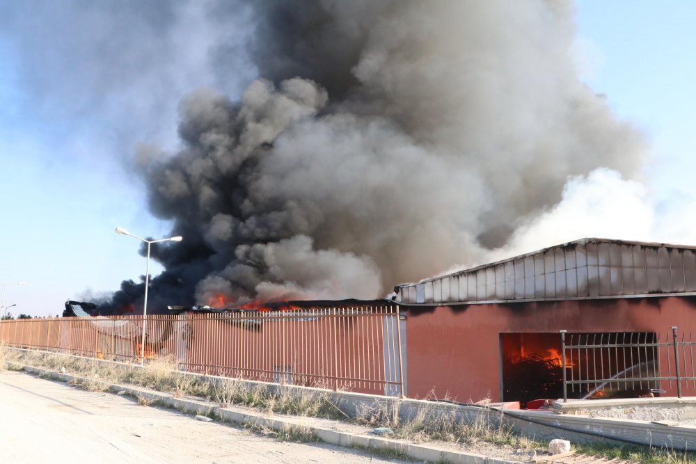 Şanlıurfa'da lojistik deposunda yangın