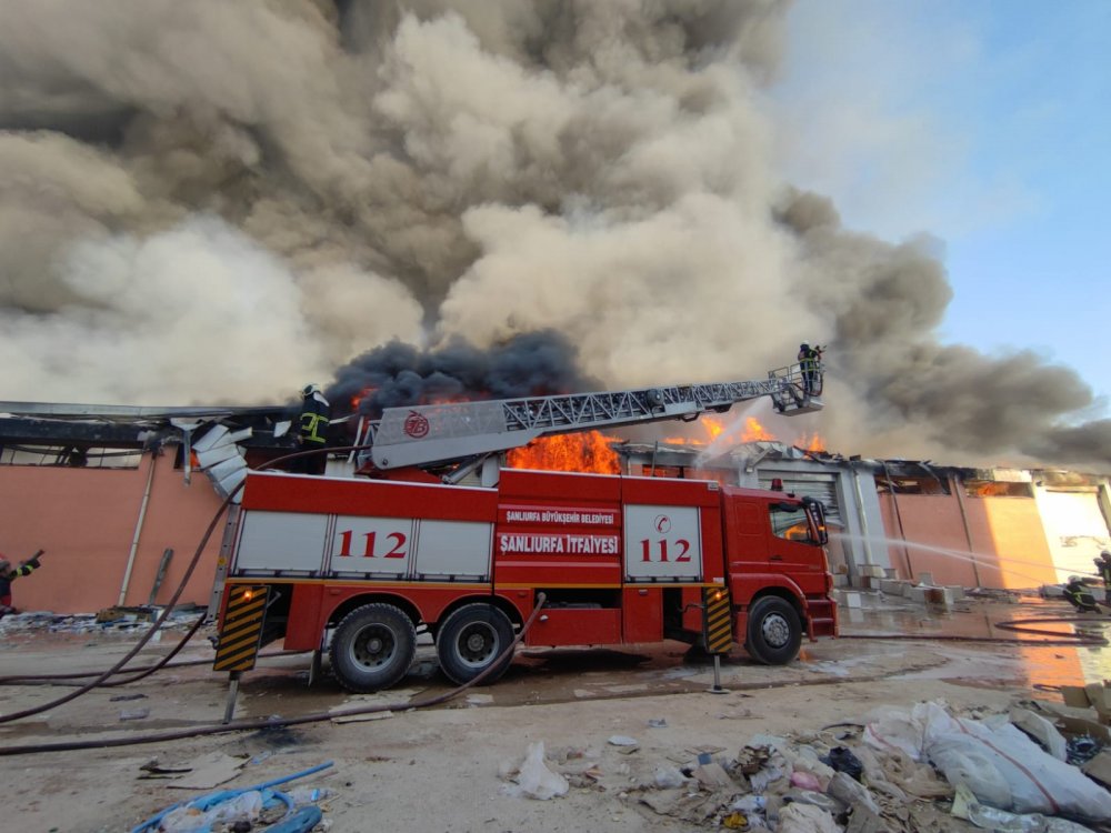 Şanlıurfa'da lojistik deposunda yangın