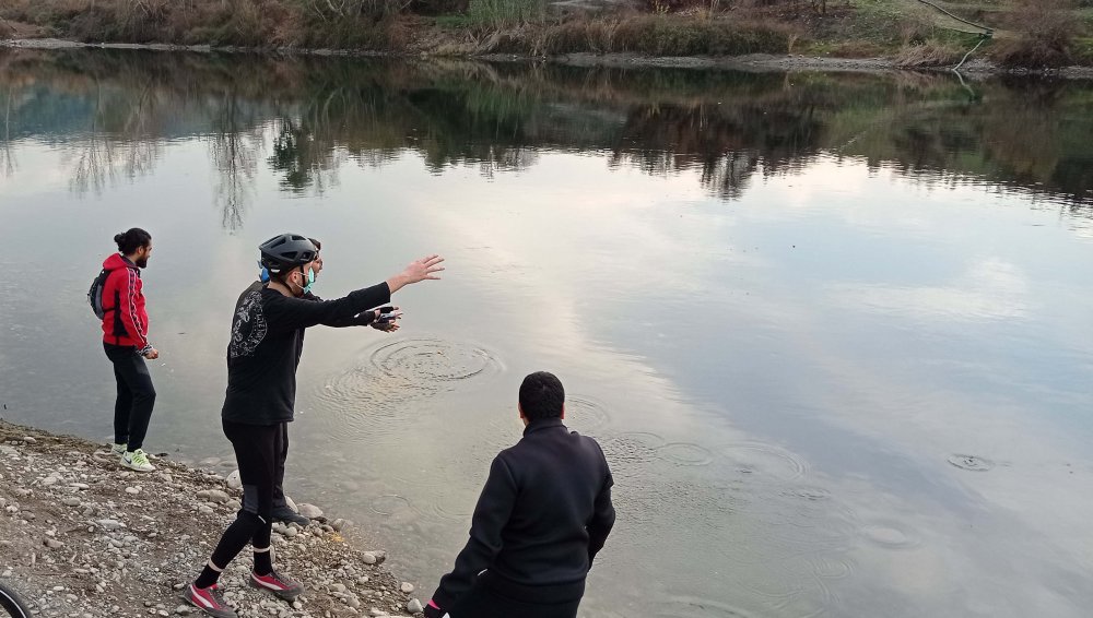 Sokağa çıkma kısıtlamasında, doğadaki kuş ve nehirdeki balıklar beslendi