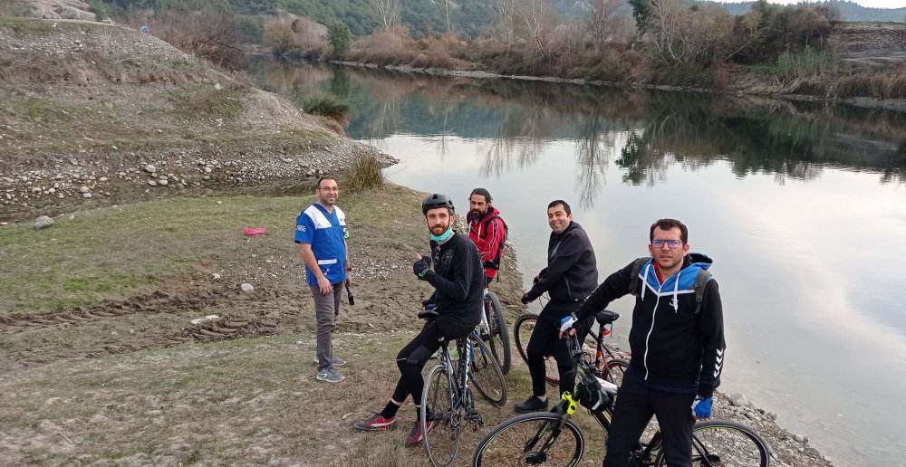 Sokağa çıkma kısıtlamasında, doğadaki kuş ve nehirdeki balıklar beslendi