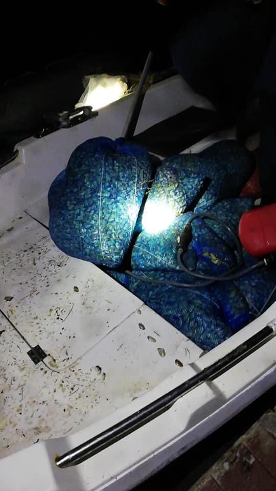 Terkedilmiş botta 1.5 ton kaçak midye ele geçirildi