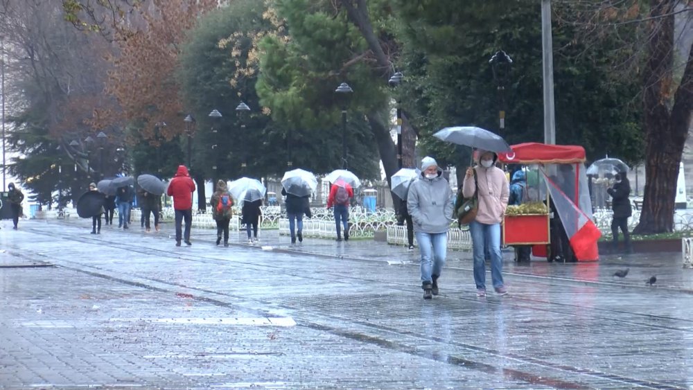 Turistler yağmura rağmen Sultanahmet Meydanı'nın keyfini çıkardı