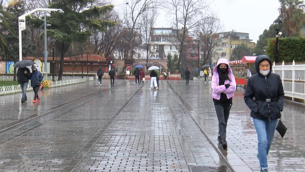 Turistler yağmura rağmen Sultanahmet Meydanı'nın keyfini çıkardı