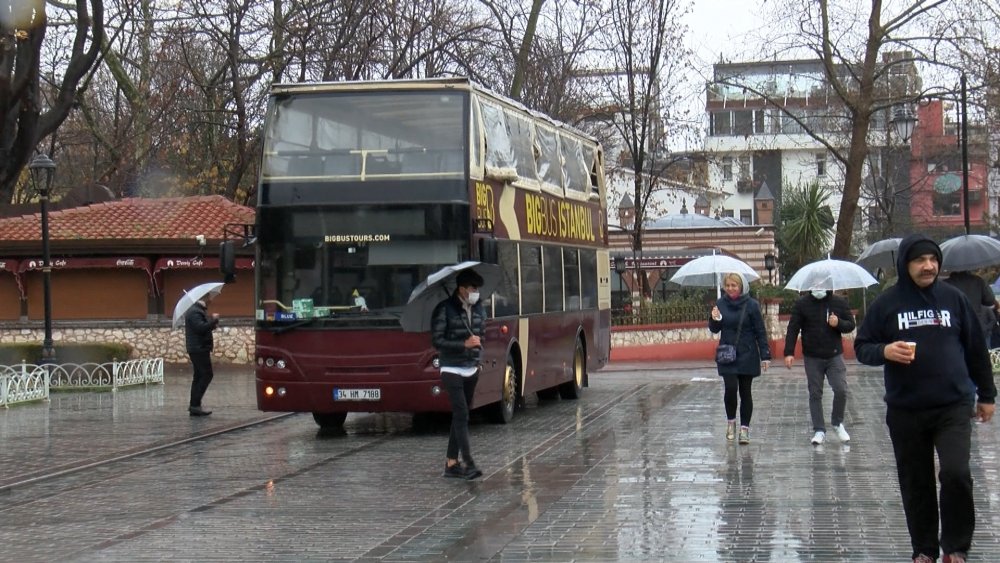 Turistler yağmura rağmen Sultanahmet Meydanı'nın keyfini çıkardı