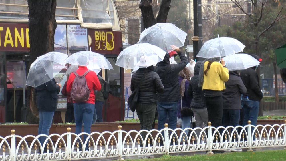 Turistler yağmura rağmen Sultanahmet Meydanı'nın keyfini çıkardı