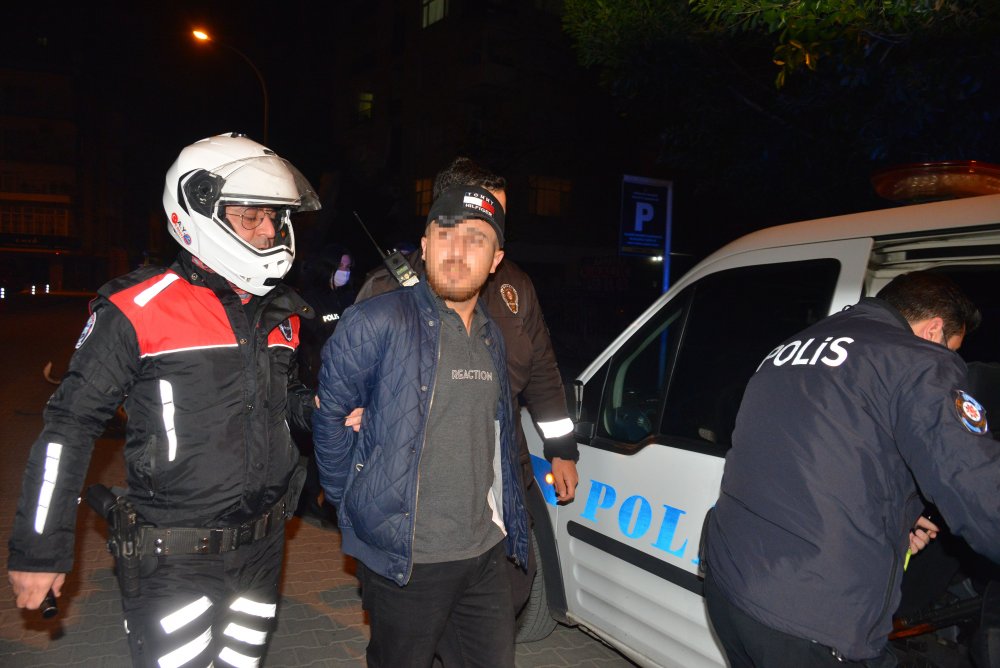 Adana'da otomobilden havaya ateş açtığı iddia edilen şüpheliler yakalandı