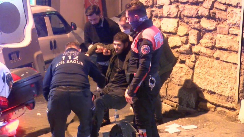 Beyoğlu'nda silahlı saldırı: 2 yaralı