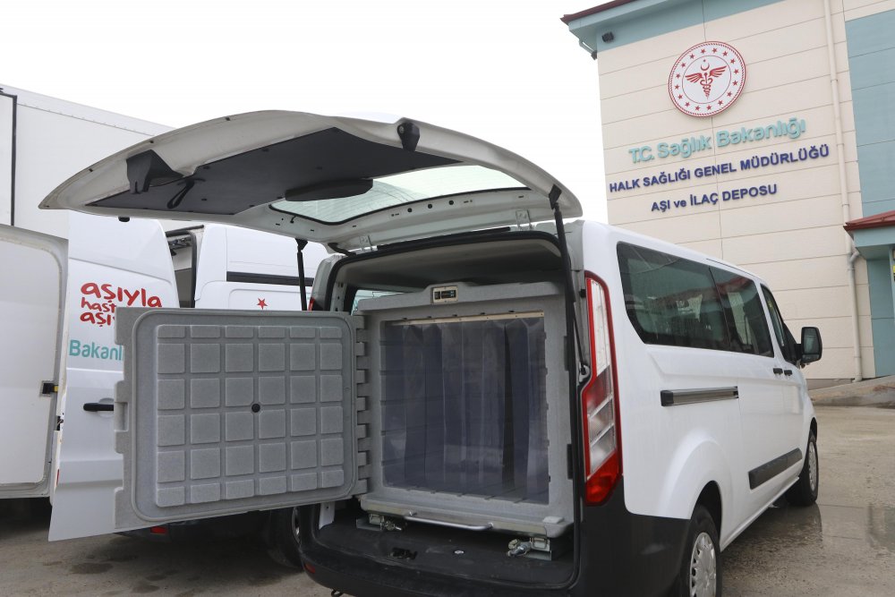 ÇİN'den Türkiye'ye getirilen ve analiz işlemi süren Covid-19 aşıları, özel soğutma sistemine sahip TIR'larla transfer edilecek