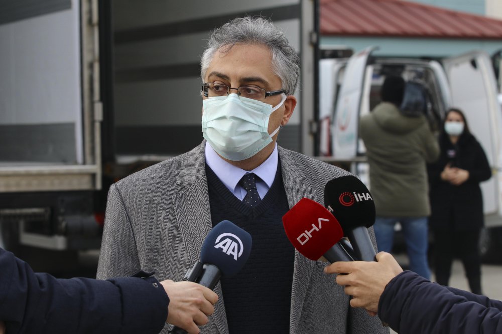 ÇİN'den Türkiye'ye getirilen ve analiz işlemi süren Covid-19 aşıları, özel soğutma sistemine sahip TIR'larla transfer edilecek