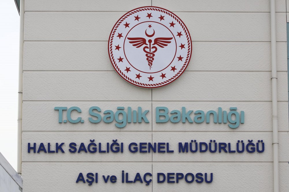 ÇİN'den Türkiye'ye getirilen ve analiz işlemi süren Covid-19 aşıları, özel soğutma sistemine sahip TIR'larla transfer edilecek