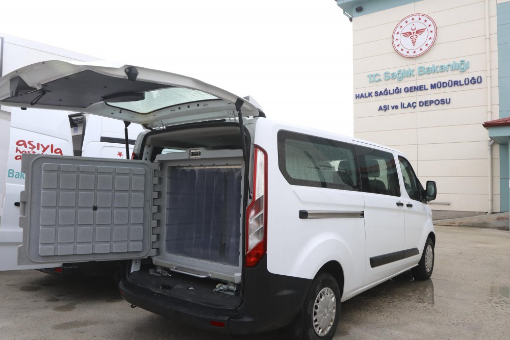 ÇİN'den Türkiye'ye getirilen ve analiz işlemi süren Covid-19 aşıları, özel soğutma sistemine sahip TIR'larla transfer edilecek