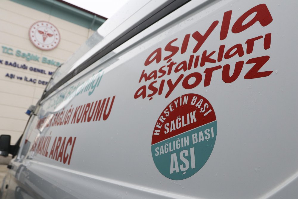 ÇİN'den Türkiye'ye getirilen ve analiz işlemi süren Covid-19 aşıları, özel soğutma sistemine sahip TIR'larla transfer edilecek