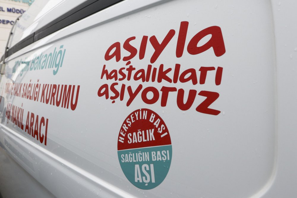 ÇİN'den Türkiye'ye getirilen ve analiz işlemi süren Covid-19 aşıları, özel soğutma sistemine sahip TIR'larla transfer edilecek