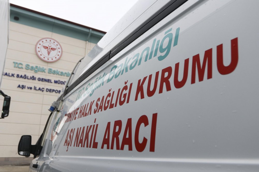 ÇİN'den Türkiye'ye getirilen ve analiz işlemi süren Covid-19 aşıları, özel soğutma sistemine sahip TIR'larla transfer edilecek