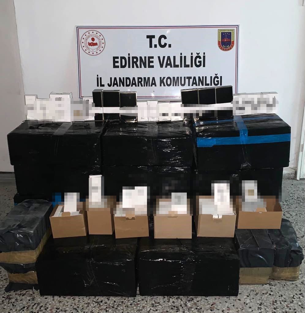 Edirne'de kaçak cep telefonu, içki, parfüm ve domuz eti ele geçirildi