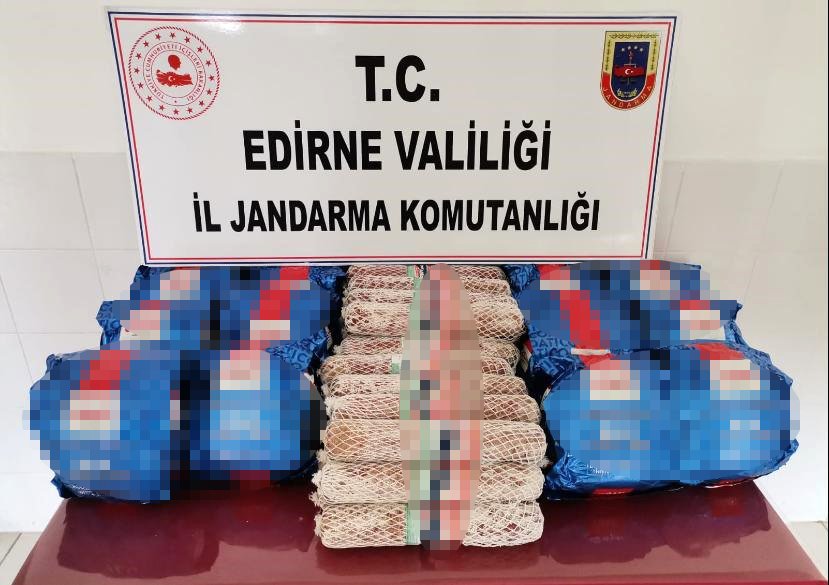 Edirne'de kaçak cep telefonu, içki, parfüm ve domuz eti ele geçirildi