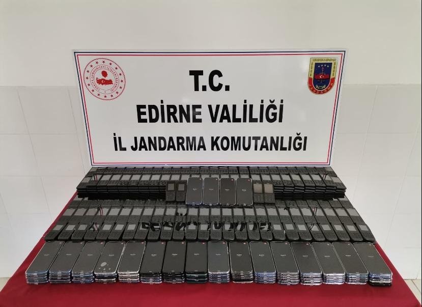 Edirne'de kaçak cep telefonu, içki, parfüm ve domuz eti ele geçirildi