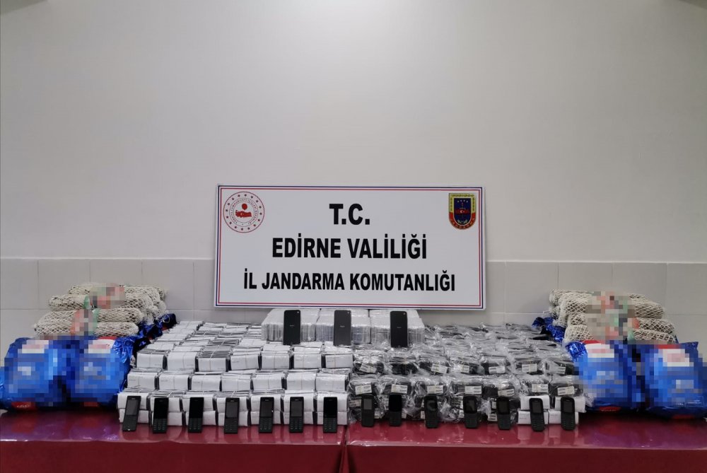 Edirne'de kaçak cep telefonu, içki, parfüm ve domuz eti ele geçirildi