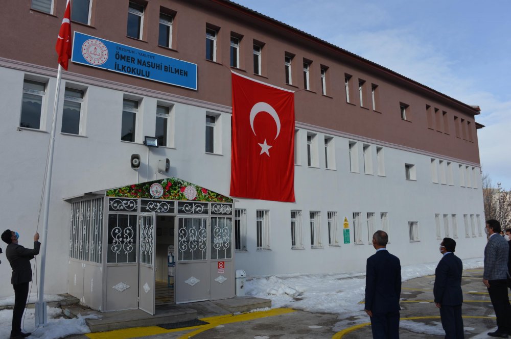Erzurum'da bayrak törenini, ellerinde bayraklarla balkonlardan takip ettiler