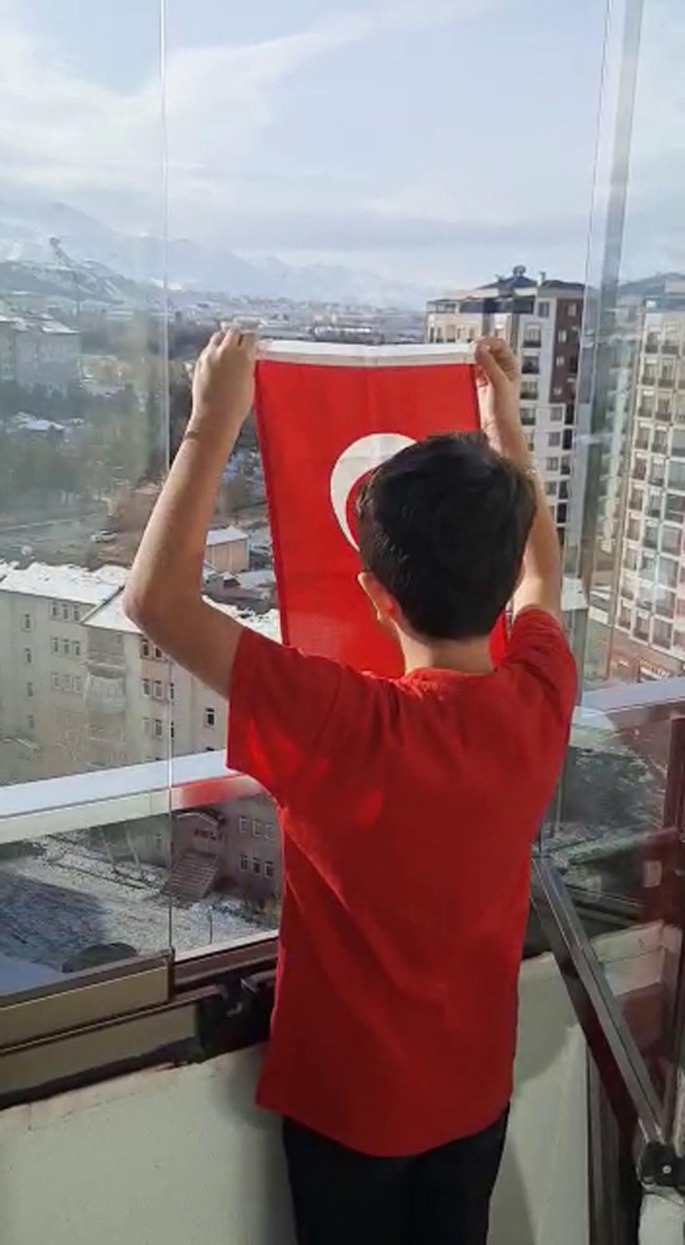 Erzurum'da bayrak törenini, ellerinde bayraklarla balkonlardan takip ettiler