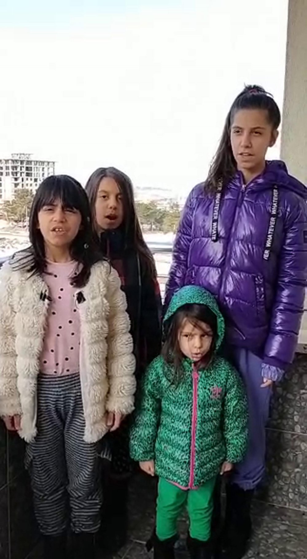 Erzurum'da bayrak törenini, ellerinde bayraklarla balkonlardan takip ettiler