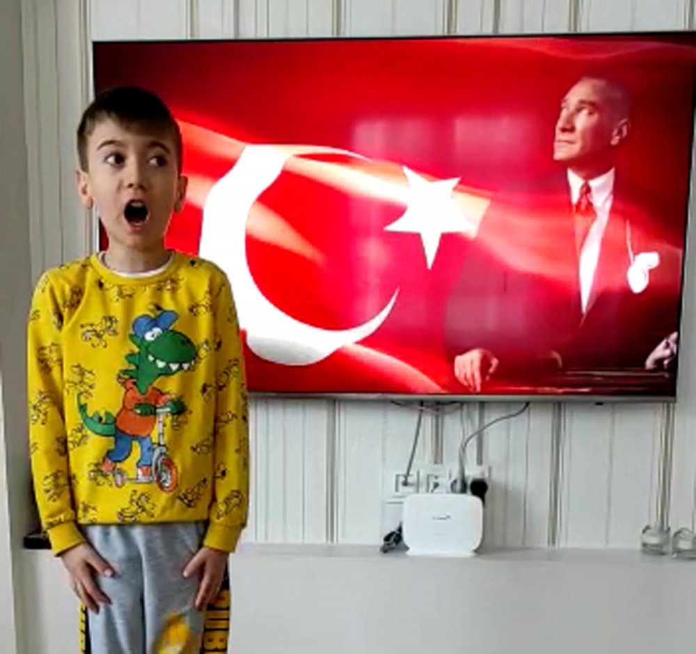 Erzurum'da bayrak törenini, ellerinde bayraklarla balkonlardan takip ettiler